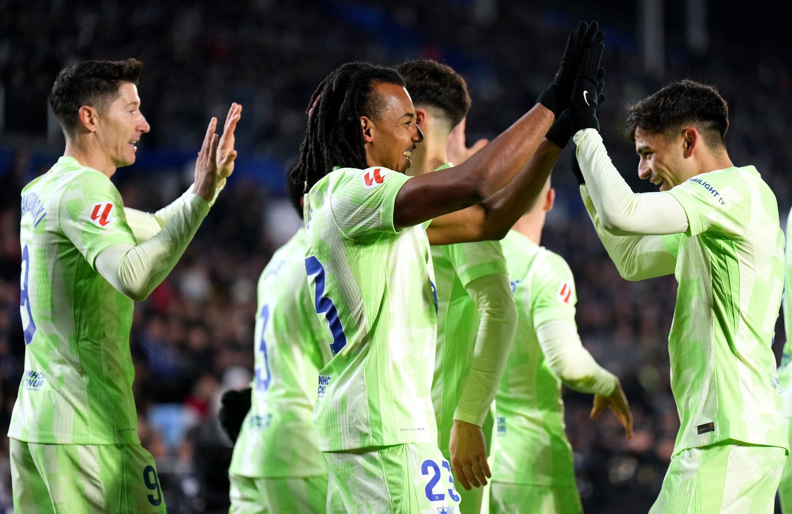 GETAFE, ESPAÑA - 18 DE ENERO: Jules Kounde del FC Barcelona celebra con sus compañeros tras marcar el primer gol de su equipo durante el partido de LaLiga entre el Getafe CF y el FC Barcelona en el Coliseum Alfonso Pérez el 18 de enero de 2025 en Getafe, España. (Foto de Ángel Martínez/Getty Images)
