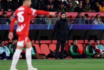 GIRONA, ESPAÑA - 29 DE ENERO: Mikel Arteta, entrenador del Arsenal, observa durante el partido de la fase 8 de la Liga de Campeones de la UEFA 2024/25 entre el Girona FC y el Arsenal FC en el Estadio Montilivi el 29 de enero de 2025 en Girona, España. (Foto de Ryan Pierse/Getty Images)