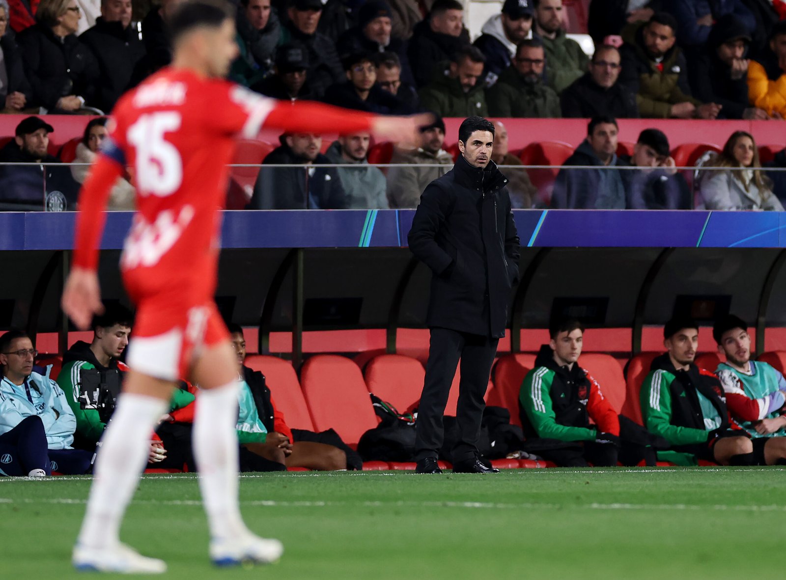 GIRONA, ESPAÑA - 29 DE ENERO: Mikel Arteta, entrenador del Arsenal, observa durante el partido de la fase 8 de la Liga de Campeones de la UEFA 2024/25 entre el Girona FC y el Arsenal FC en el Estadio Montilivi el 29 de enero de 2025 en Girona, España. (Foto de Ryan Pierse/Getty Images)