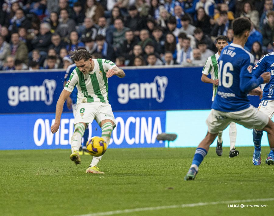 Álex Sala tirando ante el Real Oviedo