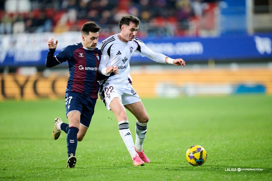 Moric aguantando el balón ante Alkain en la jornada anterior entre la SD Eibar y el Albacete Balompié (Foto: vía La Liga Hypermotion / Redes Sociales `web`)