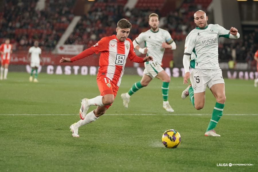 Álex Pozo en disputa de balón ante Blasco en la jornada entre SD Huesca y UD Almería (Foto: vía La Liga Hypermotion / Redes Sociales `web`)