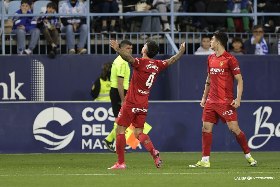 Tasende celebrando su gol ante el Málaga CF (Foto: vía La Liga Hypermotion / Redes Sociales `web`)