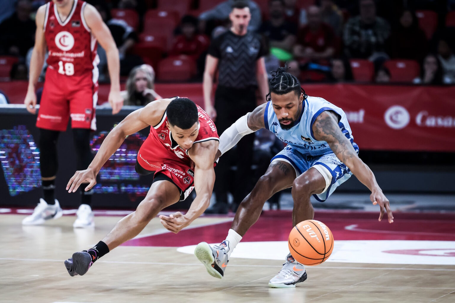 Trae Bell-Haynes en disputa de balón ante Shannon Evans en la jornada anterior entre el Casademont Zaragoza y Morabanc Andorra (Foto: vía Morabanc Andorra / Redes Sociales `web`)