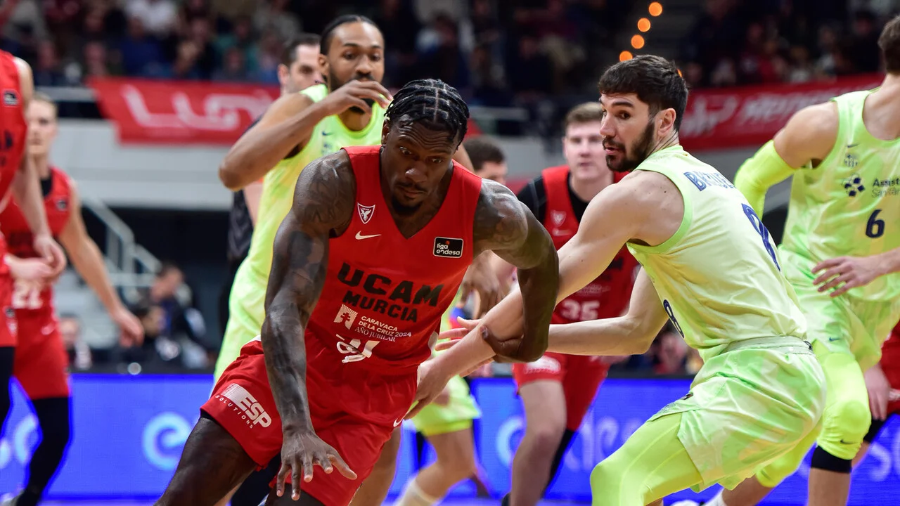 Dylan Ennis se va de Darío Brizuela durante el partido entre el UCAM Murcia y el Barça en la anterior jornada (Foto: Javier Bernal)