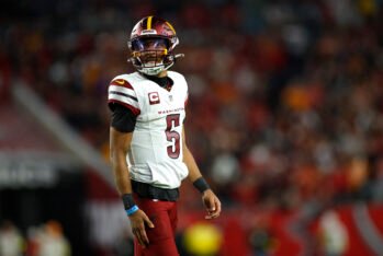 Jayden Daniels #5 of the Washington Commanders contra los Tampa Bay Buccaneers en el NFC Wild Card Playoff en el Raymond James Stadium el 12 de Enero de 2025 en Tampa, Florida. (Fotografía: Mike Ehrmann/Getty Images)