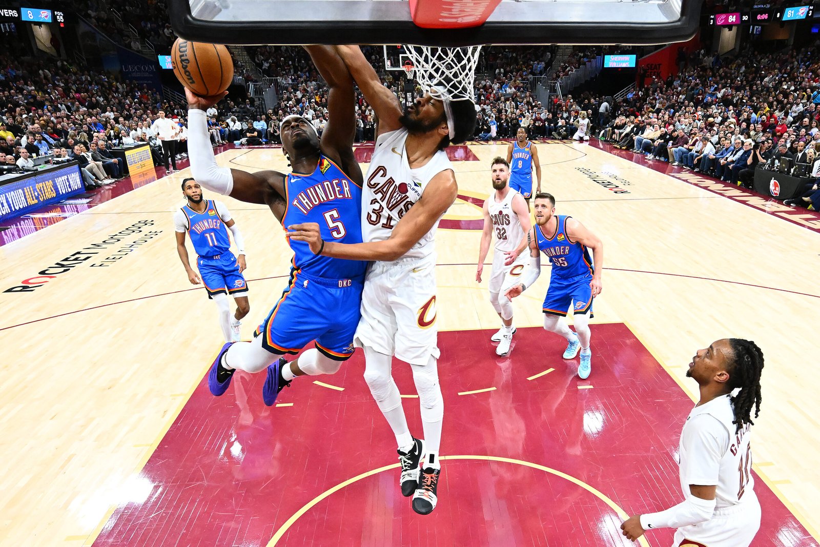 Luguentz Dort #5 de los Oklahoma City Thunder contra Jarrett Allen #31 de los Cleveland Cavaliers en el Rocket Mortgage Fieldhouse el 8 de Enero en Cleveland, Ohio. (Photo by Jason Miller/Getty Images)