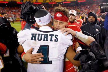 Jalen Hurts #1 de los Philadelphia Eagles hablando con Patrick Mahomes #15 de los Kansas City Chiefs después del partido en el GEHA Field en el Arrowhead Stadium el 20 de Noviembre de 2023 en Kansas City, Missouri. (Fotografía: David Eulitt/Getty Images)