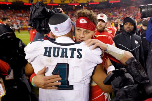 Jalen Hurts #1 de los Philadelphia Eagles hablando con Patrick Mahomes #15 de los Kansas City Chiefs después del partido en el GEHA Field en el Arrowhead Stadium el 20 de Noviembre de 2023 en Kansas City, Missouri. (Fotografía: David Eulitt/Getty Images)