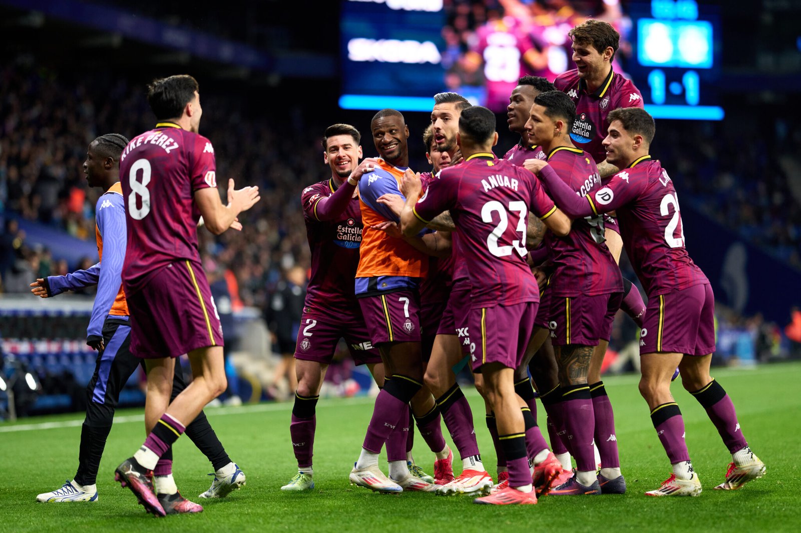 BARCELONA, ESPAÑA - 17 DE ENERO: Javi Sánchez del Real Valladolid CF celebra con sus compañeros tras marcar el primer gol de su equipo durante el partido de LaLiga EA Sports entre el RCD Espanyol de Barcelona y el Real Valladolid CF en el RCDE Stadium el 17 de enero de 2025 en Barcelona, España. (Foto de Alex Caparros/Getty Images)