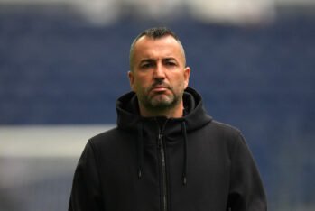 Diego Martínez, entrenador de la UD Las Palmas, observa antes del partido de LaLiga entre el Real Madrid CF y la UD Las Palmas en el Estadio Santiago Bernabeu el 19 de enero de 2025 en Madrid, España. (Foto de Ángel Martínez/Getty Images)