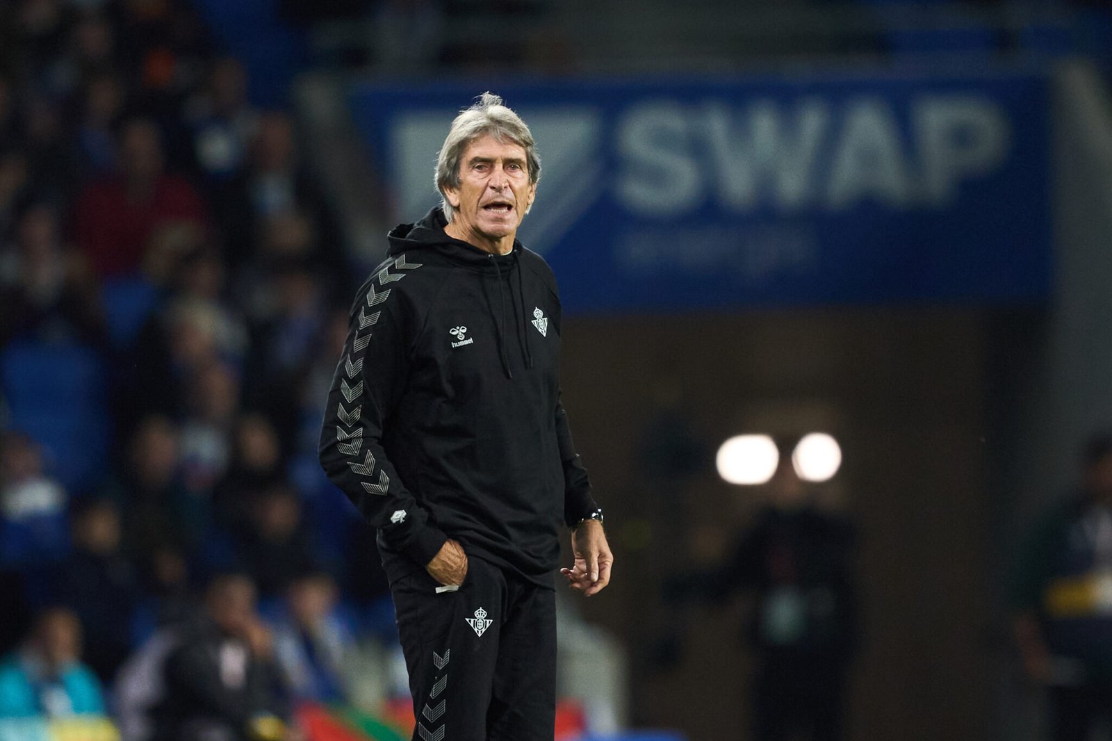 El entrenador Manuel Pellegrini del Real Betis durante el partido de LaLiga entre la Real Sociedad y el Real Betis en el Reale Arena el 01 de diciembre de 2024 en San Sebastián, España. (Foto de Juan Manuel Serrano Arce/Getty Images)