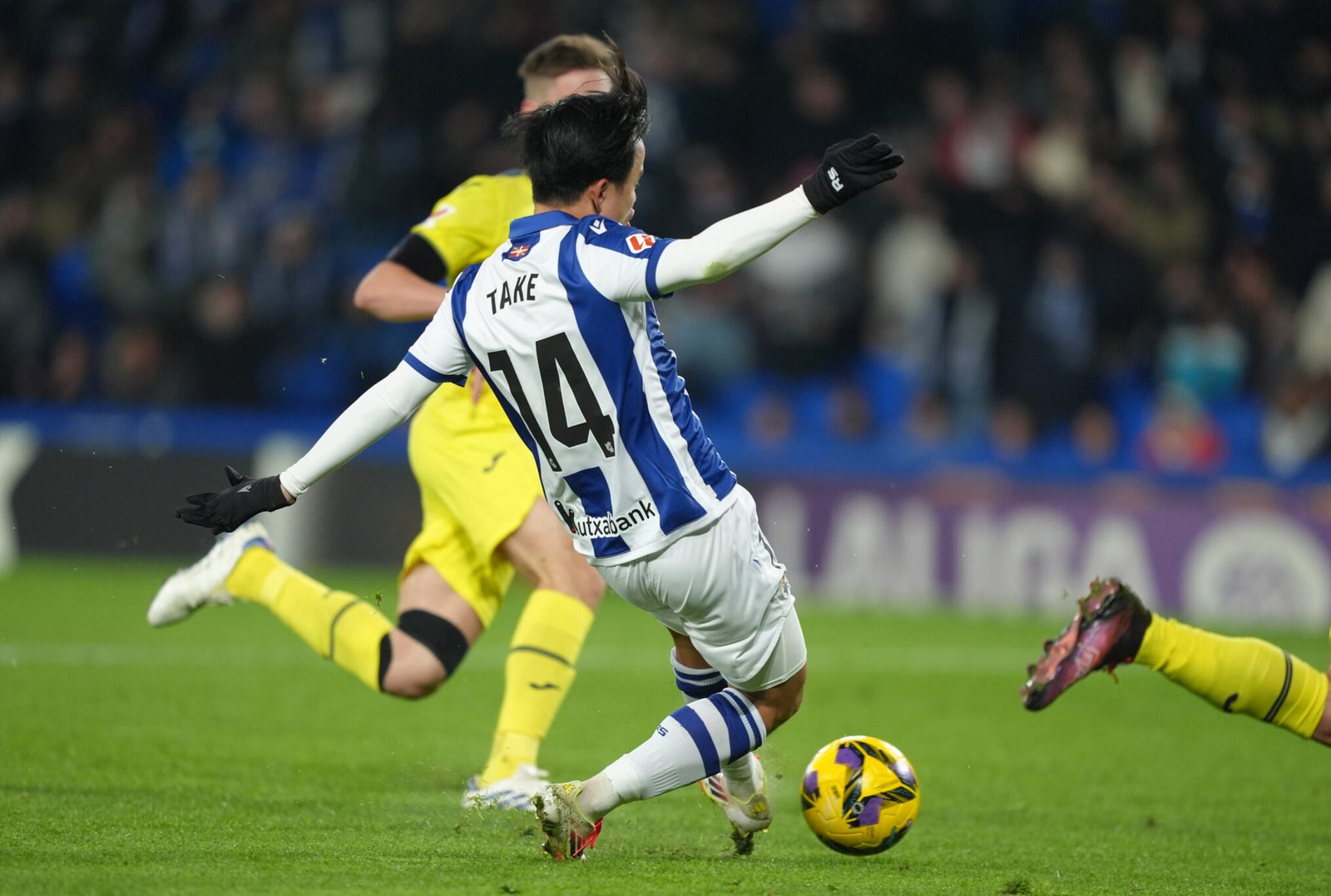 Takefusa Kubo anota el primer gol de su equipo durante el partido entre la Real Sociedad y el Villarreal CF en el Reale Arena 