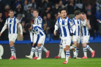 Takefusa Kubo celebra marcar el primer gol de su equipo durante el partido entre la Real Sociedad y el Villarreal CF en el Reale Arena