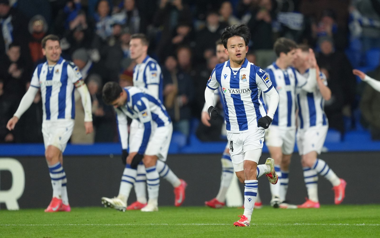 Takefusa Kubo celebra marcar el primer gol de su equipo durante el partido entre la Real Sociedad y el Villarreal CF en el Reale Arena