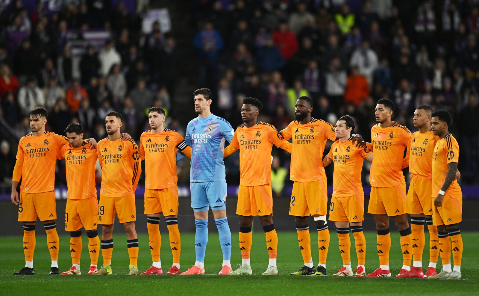 VALLADOLID, ESPAÑA – 25 DE ENERO: Los jugadores del Real Madrid participan en un minuto de silencio en memoria de Ángel Sánchez Álvarez y Fernando Navarro Potente antes del partido de LaLiga entre el Real Valladolid CF y el Real Madrid CF en el estadio José Zorrilla el 25 de enero de 2025 en Valladolid. , España. (Foto de Denis Doyle/Getty Images)
