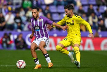 Anuar Tuhami del Real Valladolid y Álex Baena del Villarreal CF en acción durante el partido de LaLiga entre el Real Valladolid CF y Villarreal CF en José Zorrilla el 26 de octubre de 2024 en Valladolid, España.