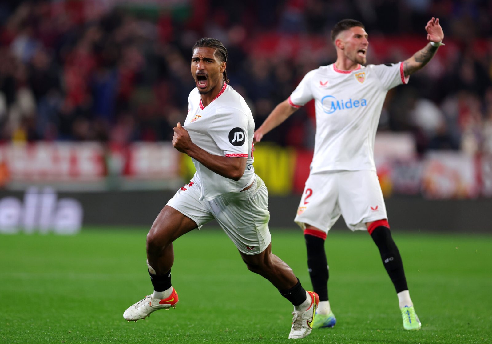 Loic Bade del Sevilla FC anota un gol que luego fue anulado durante el partido de LaLiga entre el Sevilla FC y el RCD Espanyol de Barcelona en el Estadio Ramón Sánchez Pizjuan el 25 de enero de 2025 en Sevilla, España. (Foto de Fran Santiago/Getty Images)