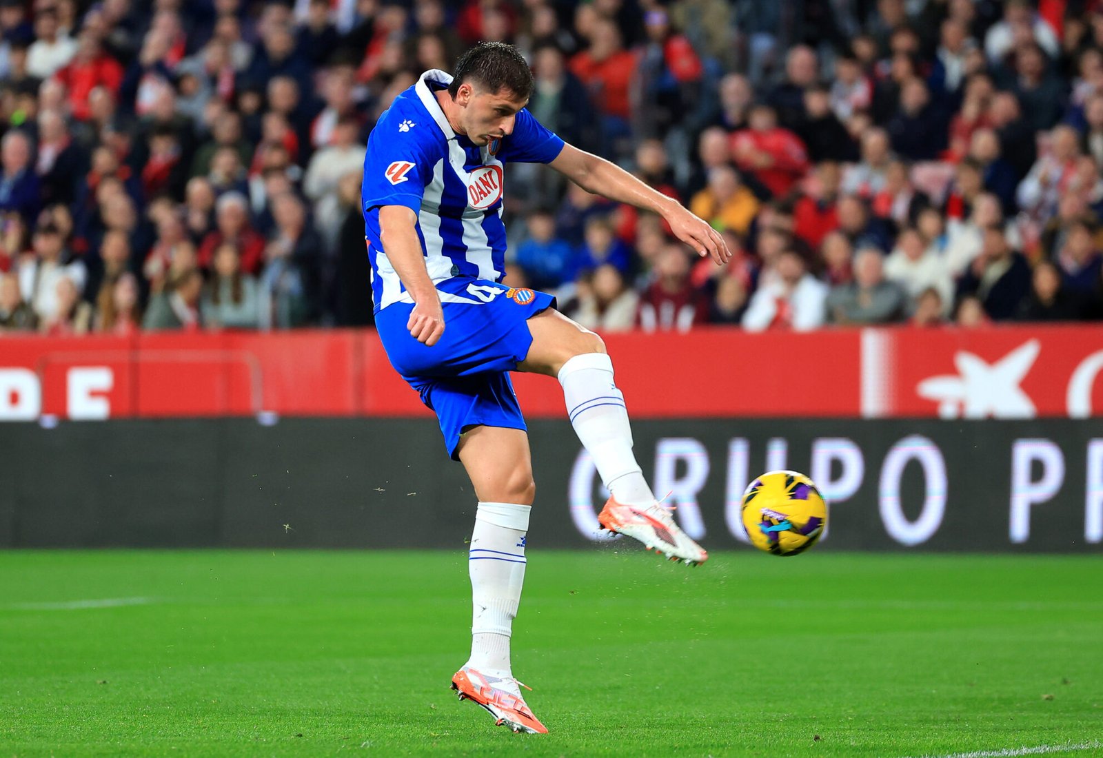 Marash Kumbulla del RCD Espanyol anota el primer gol de su equipo durante el partido de LaLiga entre el Sevilla FC y el RCD Espanyol de Barcelona en el Estadio Ramón Sánchez Pizjuan el 25 de enero de 2025 en Sevilla, España. (Foto de Fran Santiago/Getty Images)