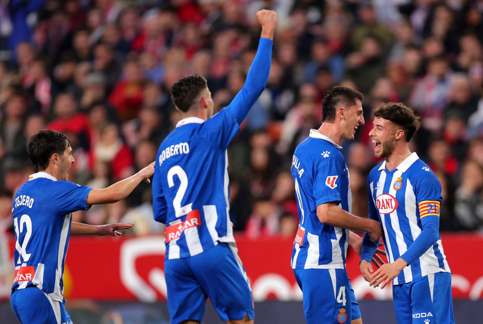 SEVILLA, ESPAÑA - 25 DE ENERO: Marash Kumbulla del RCD Espanyol celebra marcar el primer gol de su equipo con su compañero Javi Puado durante el partido de LaLiga entre el Sevilla FC y el RCD Espanyol de Barcelona en el Estadio Ramón Sánchez Pizjuán el 25 de enero de 2025 en Sevilla, España. (Foto de Fran Santiago/Getty Images)
