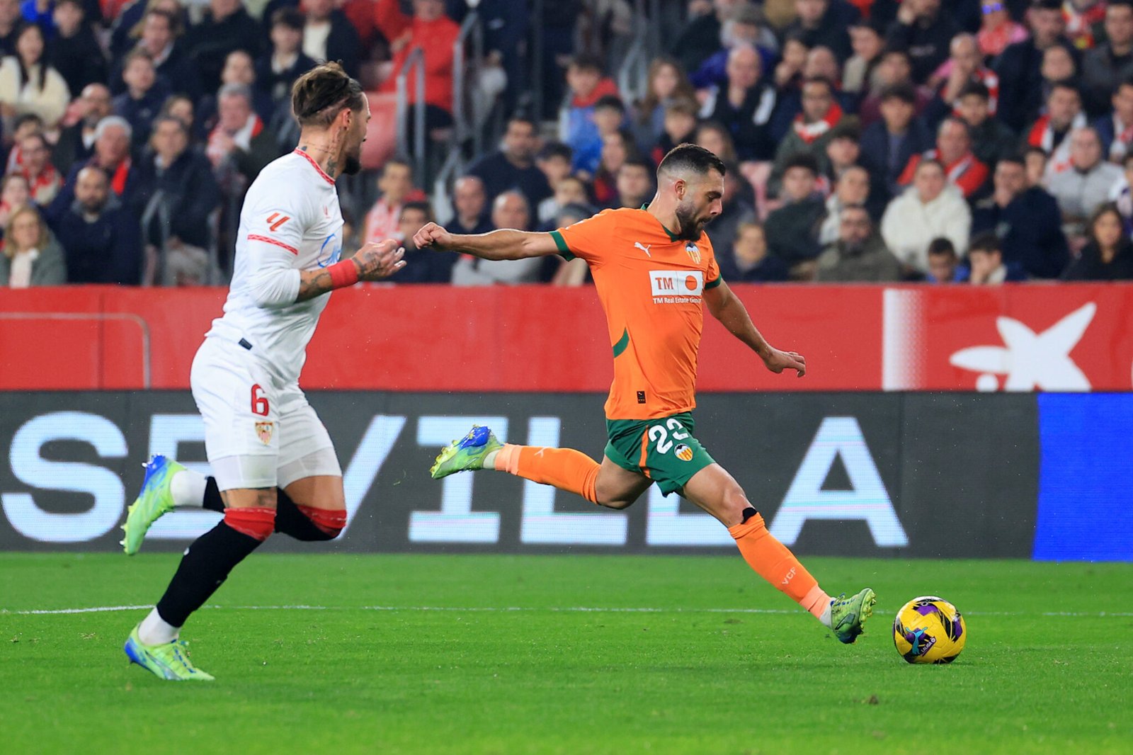 Luis Rioja en el disparo de su gol en el Sánchez-Pizjuán