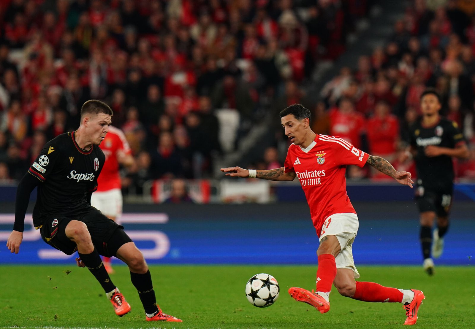 LISBOA, PORTUGAL - 11 DE DICIEMBRE: Angel Di Maria de SL Benfica con Emil Holm de Bolonia FC 1909 en acción durante el partido de la fase MD6 de la Liga de Campeones de la UEFA 2024/25 entre SL Benfica y Bolonia FC 1909 en el Estadio da Luz el 11 de diciembre de 2024 en Lisboa, Portugal.  (Foto de Gualter Fatia/Getty Images)
