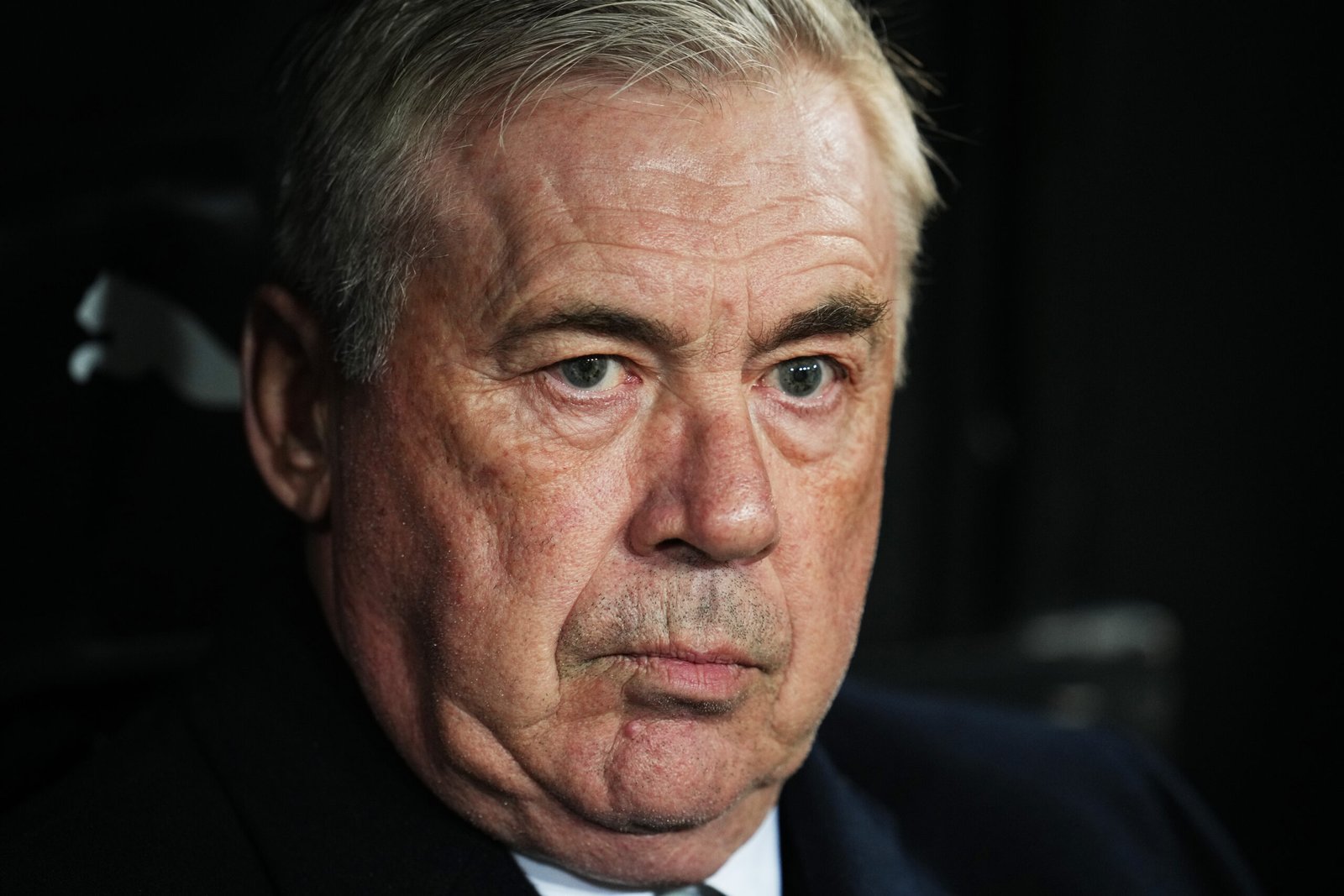 VALENCIA, ESPAÑA - 3 DE ENERO: Carlo Ancelotti, entrenador del Real Madrid, mira antes del partido de LaLiga entre Valencia CF y Real Madrid CF en el Estadio Mestalla el 3 de enero de 2025 en Valencia, España. (Foto de Aitor Alcalde/Getty Images)