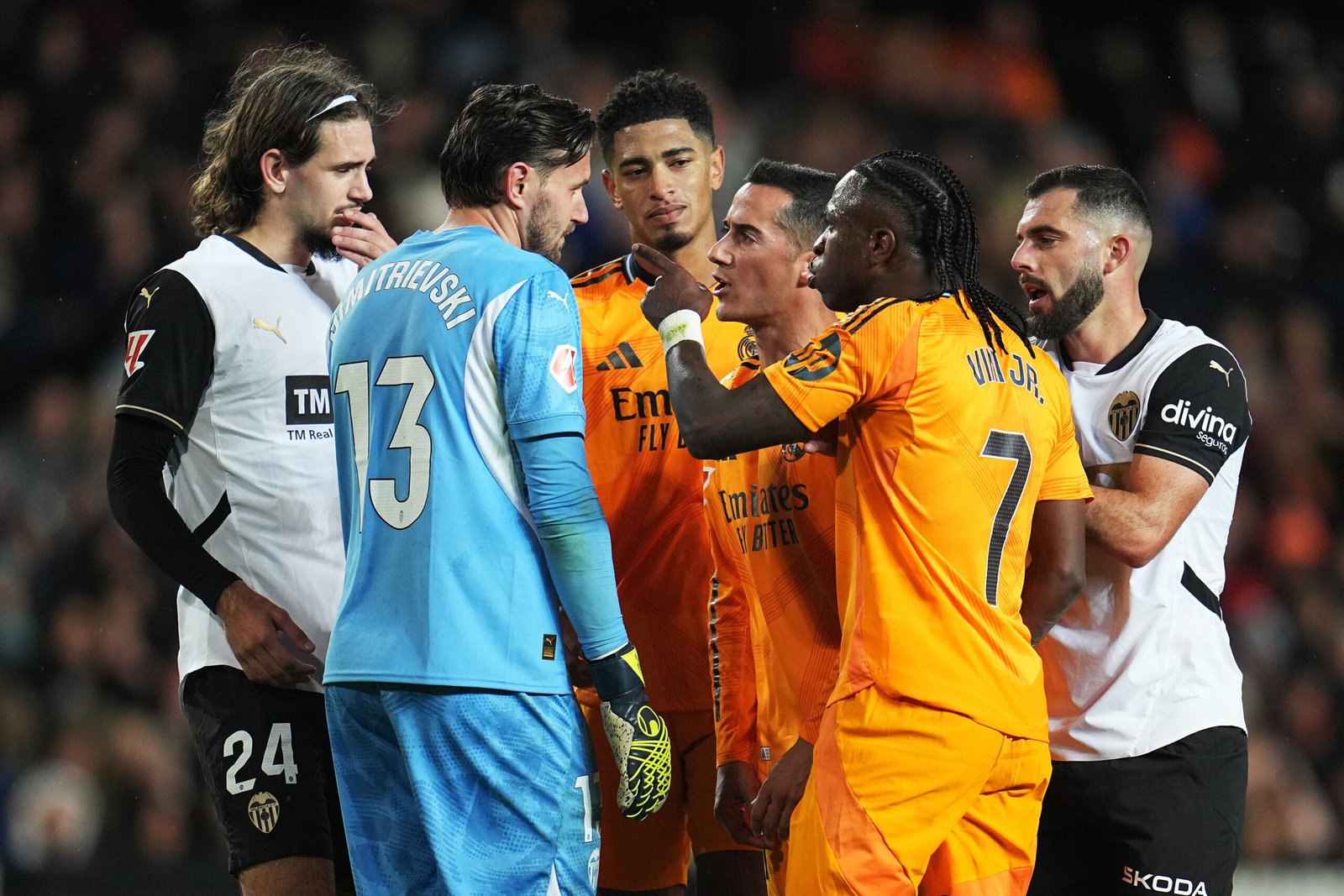 VALENCIA, ESPAÑA - 3 DE ENERO: Vinicius Junior del Real Madrid reacciona durante el partido de LaLiga entre Valencia CF y Real Madrid CF en el Estadio Mestalla el 3 de enero de 2025 en Valencia, España. (Foto de Aitor Alcalde/Getty Images)