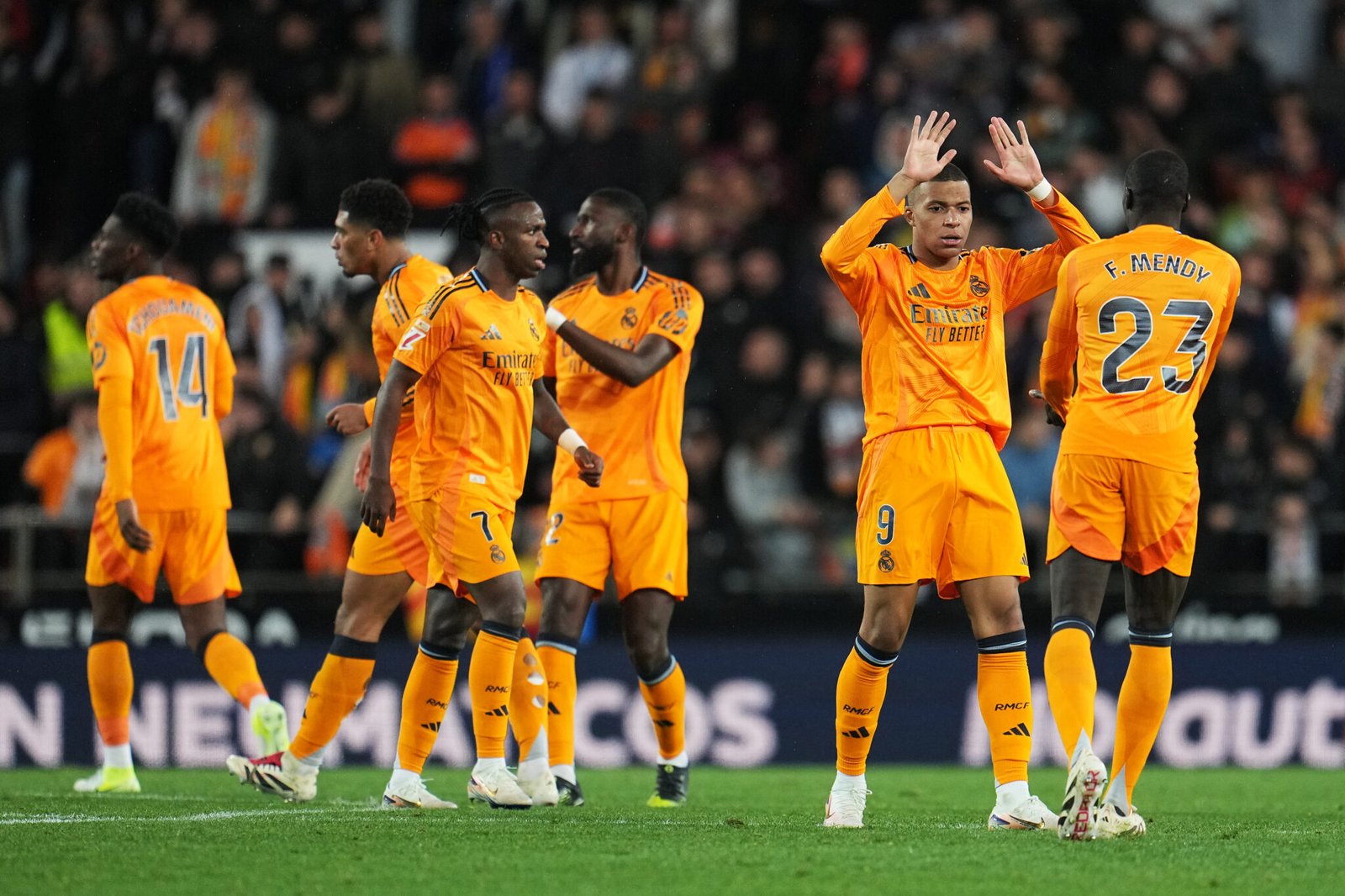 VALENCIA, ESPAÑA – 3 DE ENERO: Kylian Mbappé del Real Madrid celebra marcar un gol con su compañero Ferland Mendy que luego fue descartado por fuera de juego durante el partido de LaLiga entre Valencia CF y Real Madrid CF en el Estadio Mestalla el 3 de enero de 2025 en Valencia, España. . (Foto de Aitor Alcalde/Getty Images)
