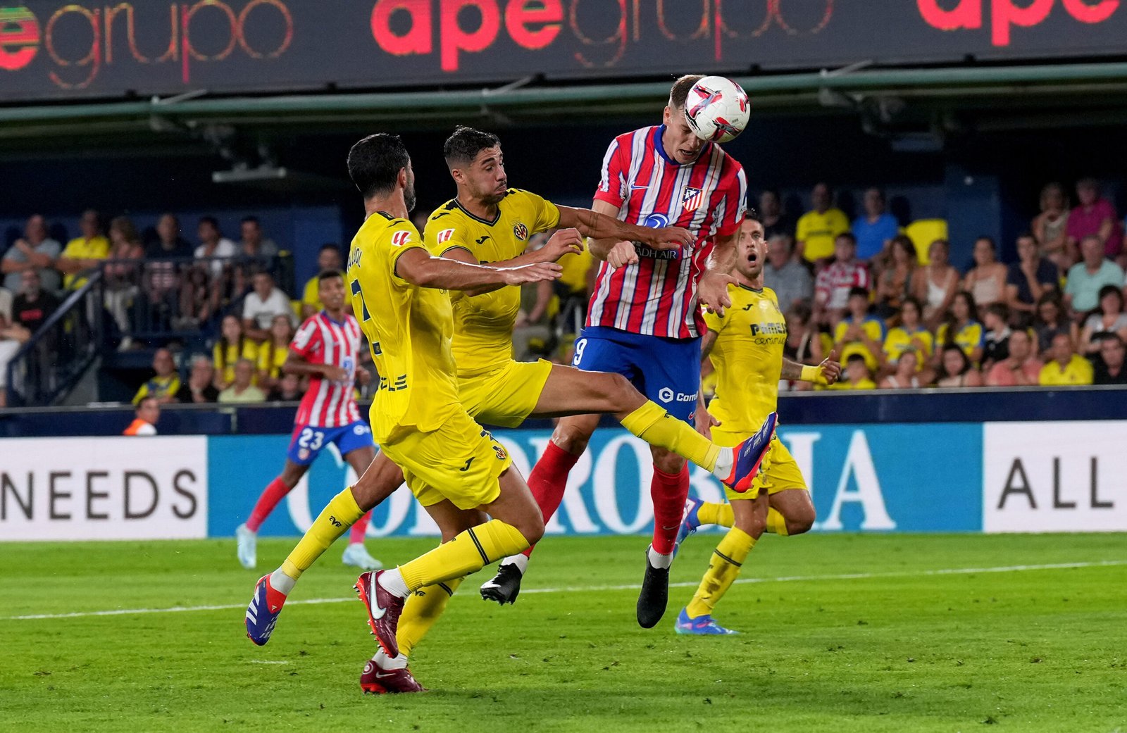 Alexander Soerloth del Atlético de Madrid anota el segundo gol de su equipo durante el partido de La Liga entre el Villarreal CF y el Club Atlético de Madrid en el Estadio de la Cerámica el 19 de agosto de 2024 en Villarreal, España.