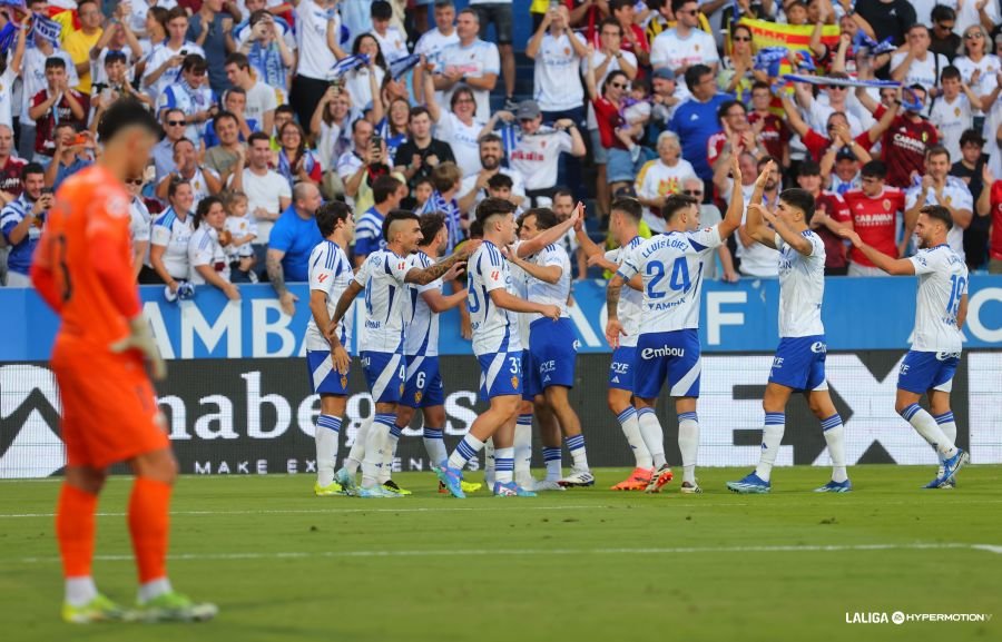 Jugadores del Zaragoza celebrando un gol ante el Elche en La Romareda