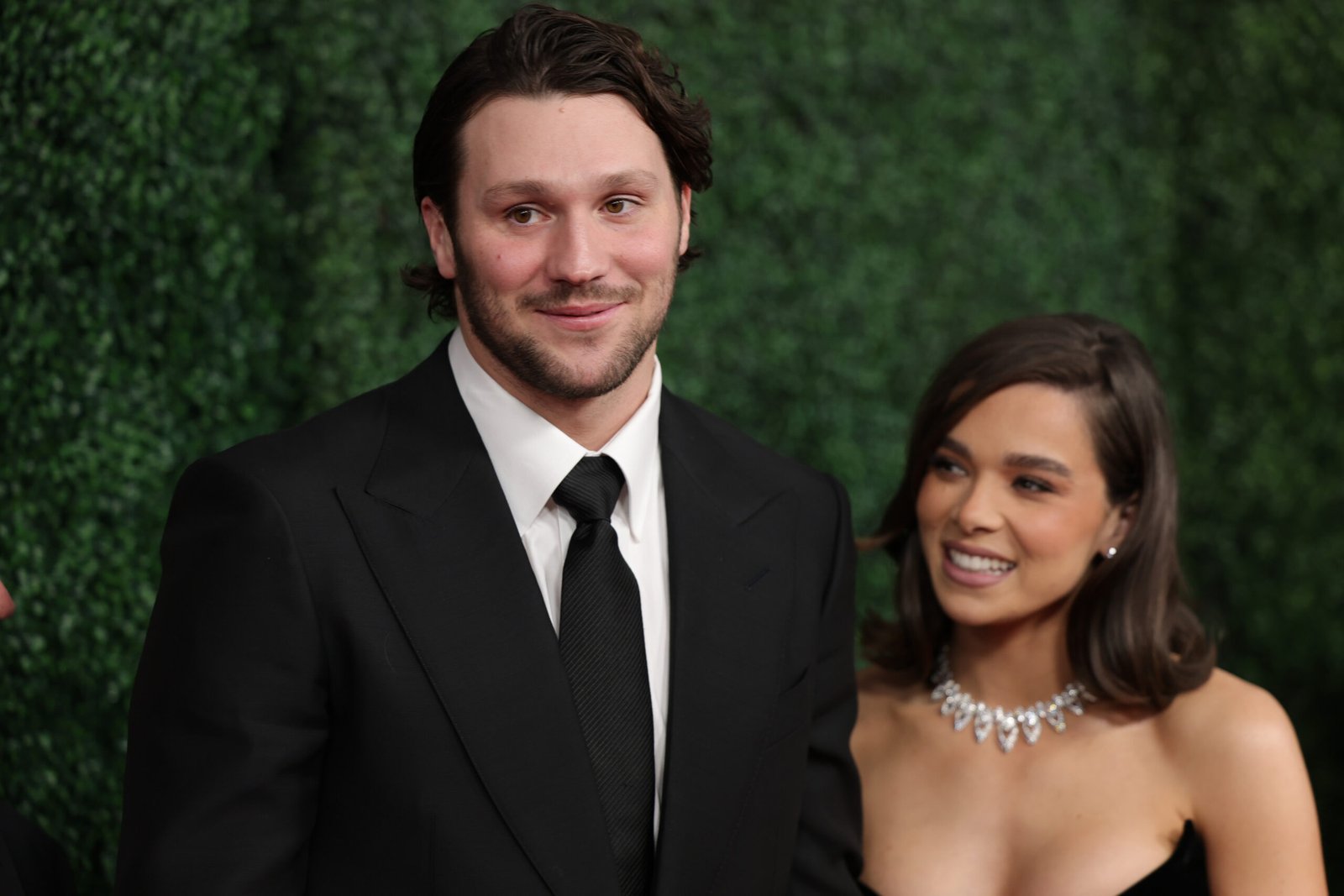 Josh Allen junto a su pareja Hailee Steinfeld en la gala de los NFL Honors en el Saenger Theatre en New Orleans, Louisiana. (Fotografía:Michael Loccisano/Getty Images)