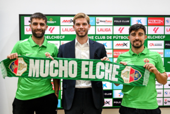 Pedro Schinocca junto a Jairo Izquierdo y Pejiño posándo con la bufanda del Elche CF en su presentación