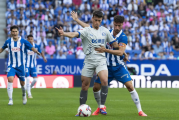 Antonio Blanco en una disputa del balón frente a Javi puado. Foto: EFE