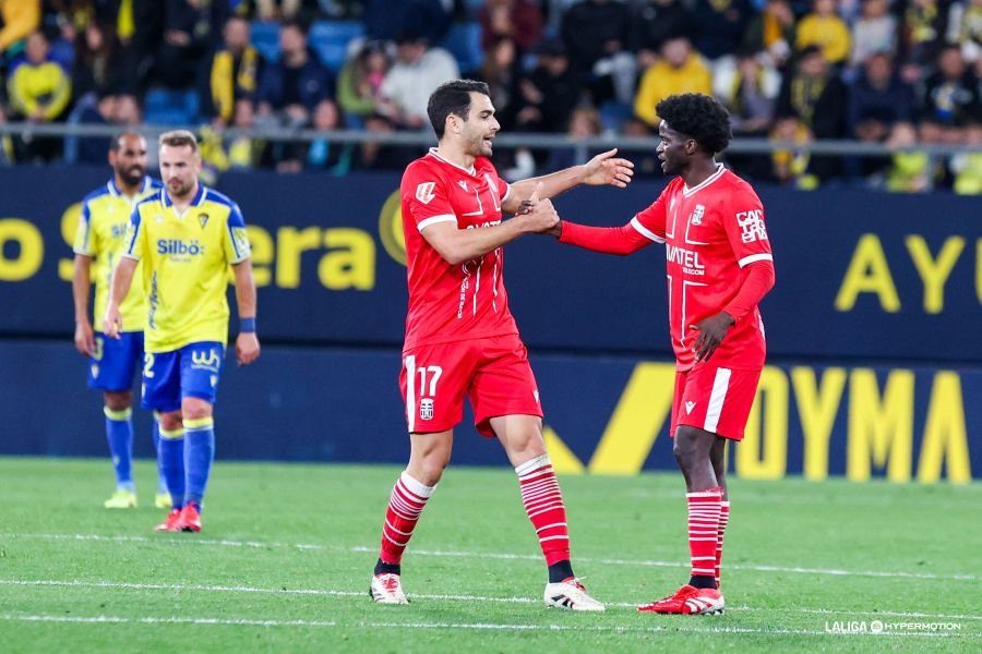 Andy le choca la mano a Hassan Ndiaye en uno de los 2 goles que metió de penalti. Fuente: LaLiga vía web