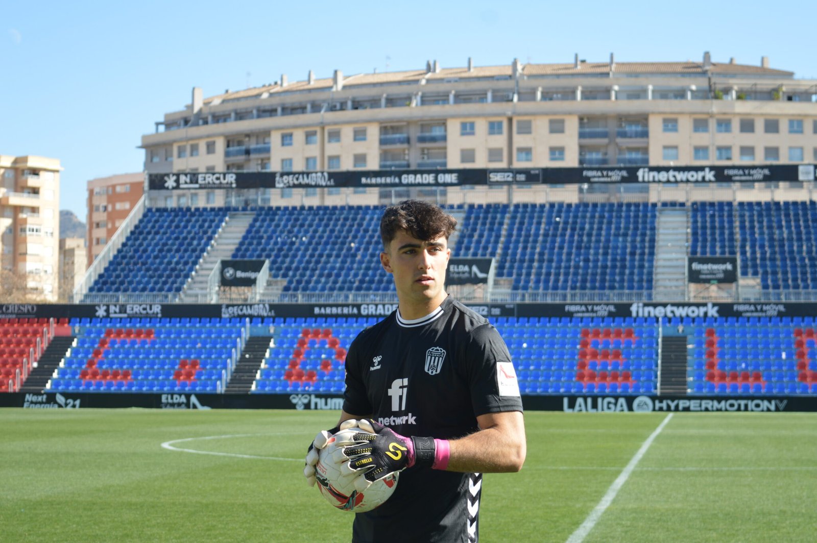 Álvaro Aceves en su presentación como jugador del CD Eldense (Fotografía:Ángel Sánchez)