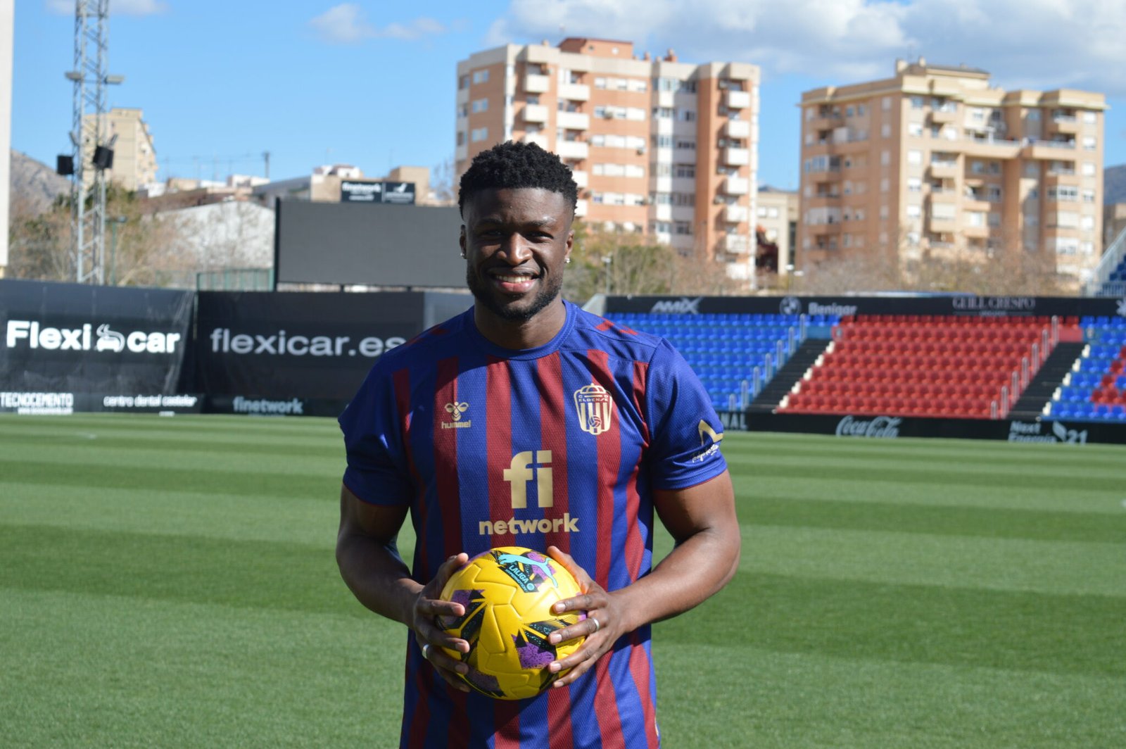 Sekou Gassama en su presentación como jugador del CD Eldense(Fotografía:Ángel Sánchez)