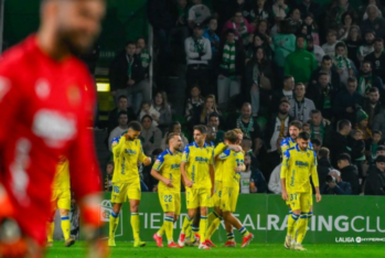 El Cádiz celebra el gol de la victoria en El Sardinero