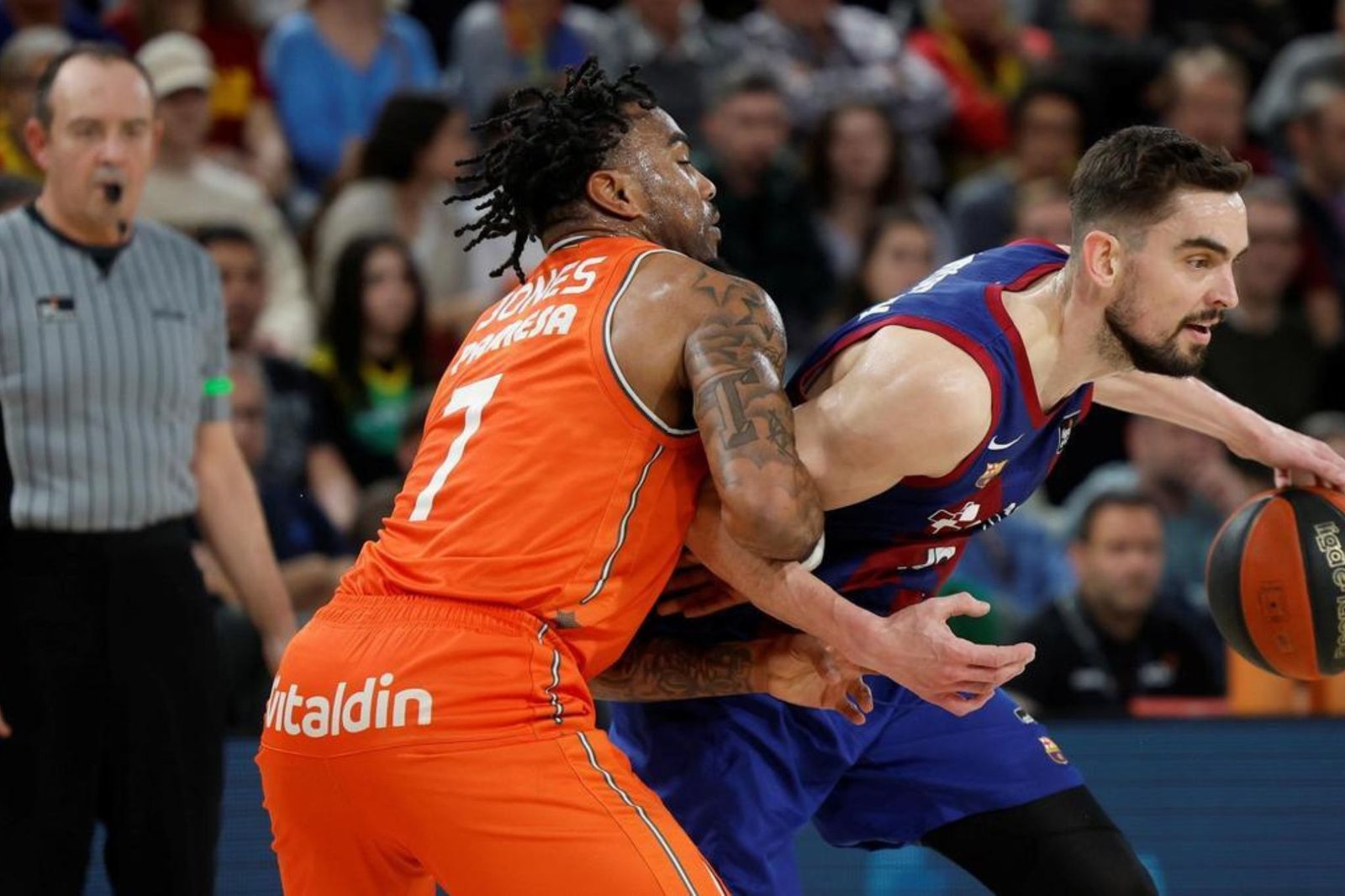 Jones defendiendo a Satoransky