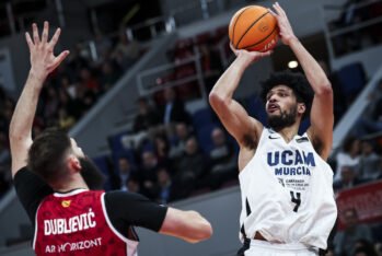 Kaiser Gates tira delante de Bojan Dublevijc. Fuente: ACN
