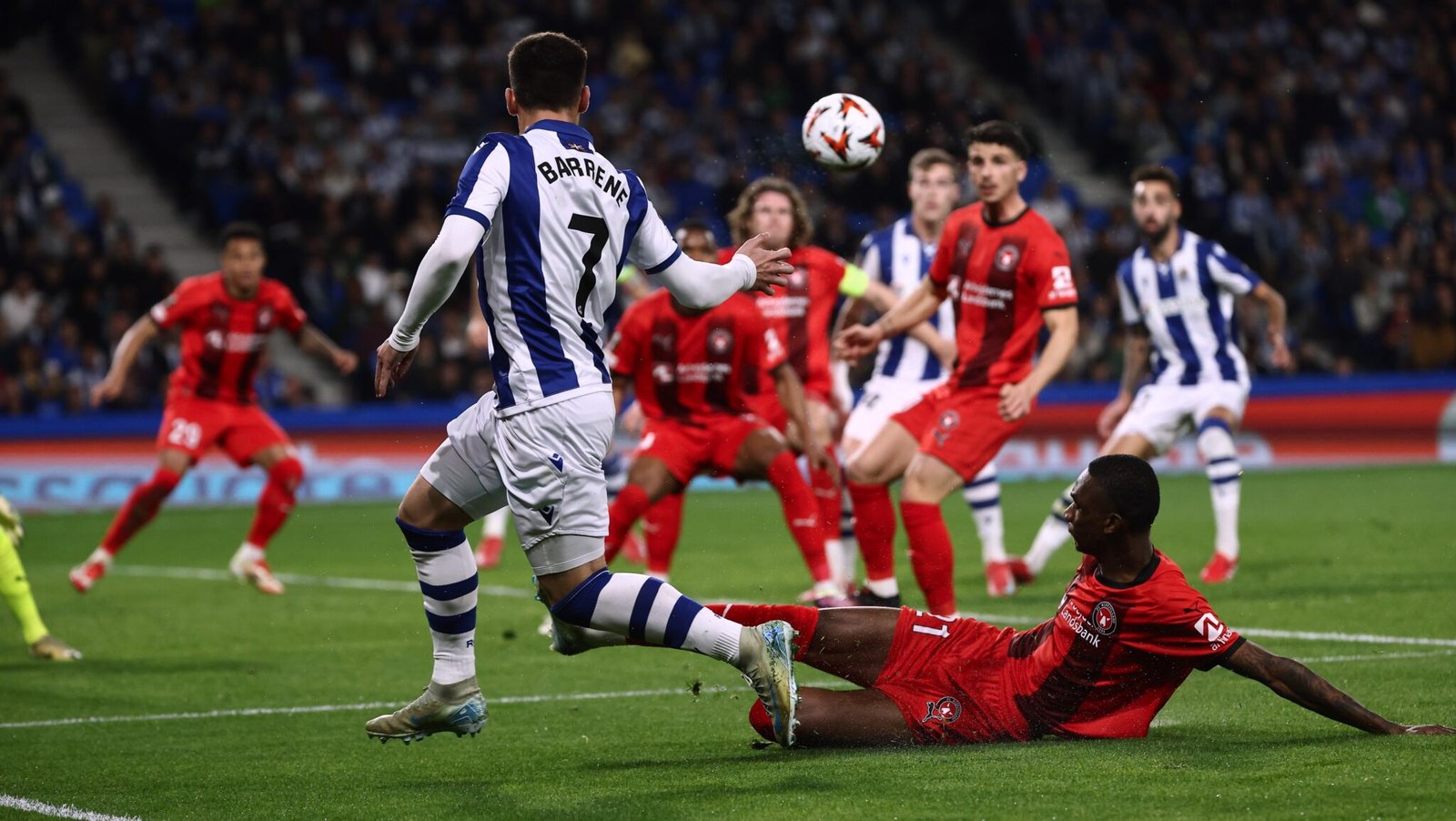 Ander Barrenetxea poniendo un centro en la primera mitad. FOTO: Real Sociedad, X.