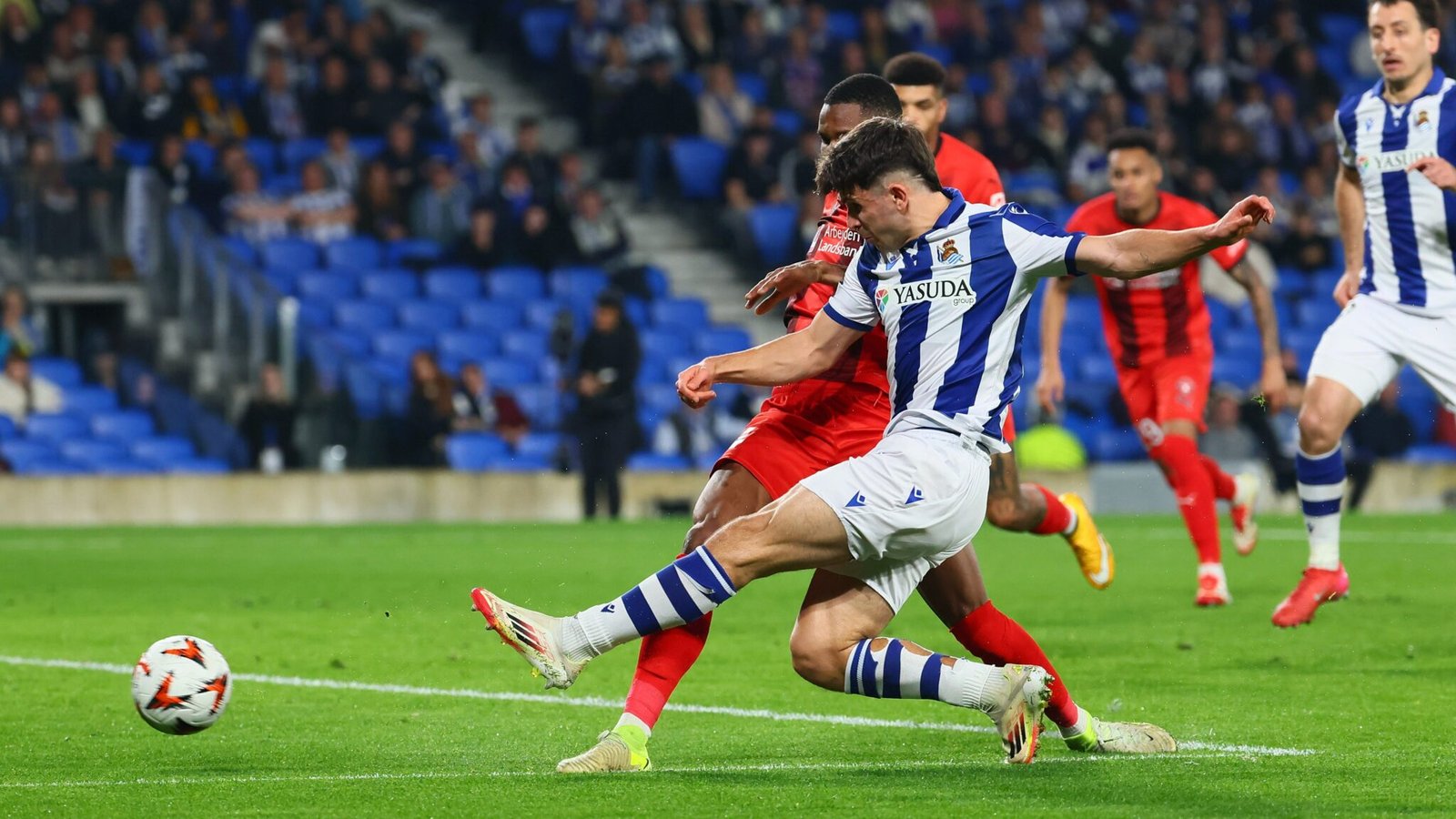 Pablo Marín en su única jugada de peligro generado en el partido frente al Midtjylland. FOTO: Real Sociedad, Twitter.