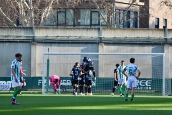 Los jugadores de la UD Ibiza celebran el tercer gol ante el Betis Deportivo. Foto: Irene Chaves.