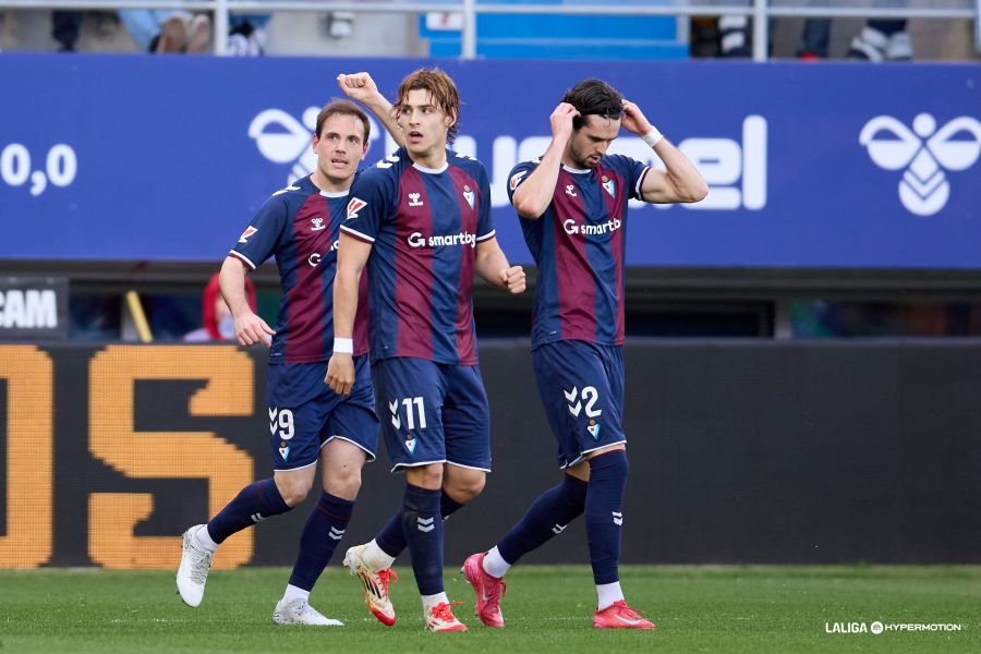 Jon Bautista celebra uno de los 2 goles metidos al Racing de Santander junto a Jorge Pascual y Sergio Cubero. Fuente: LaLiga vía web