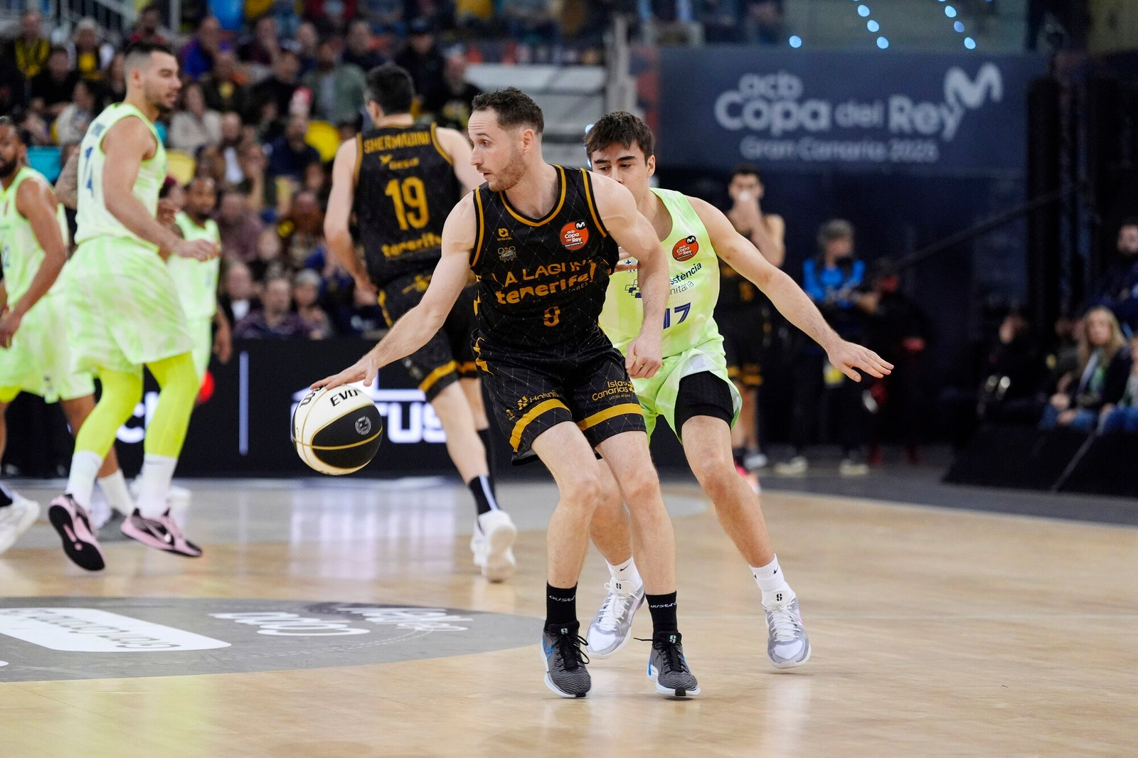 Marcelinho Huertas lleva la pelota delante de Juan Núñez en el partido de cuartos de final ante el Barcelona. Fuente: ACB vía web