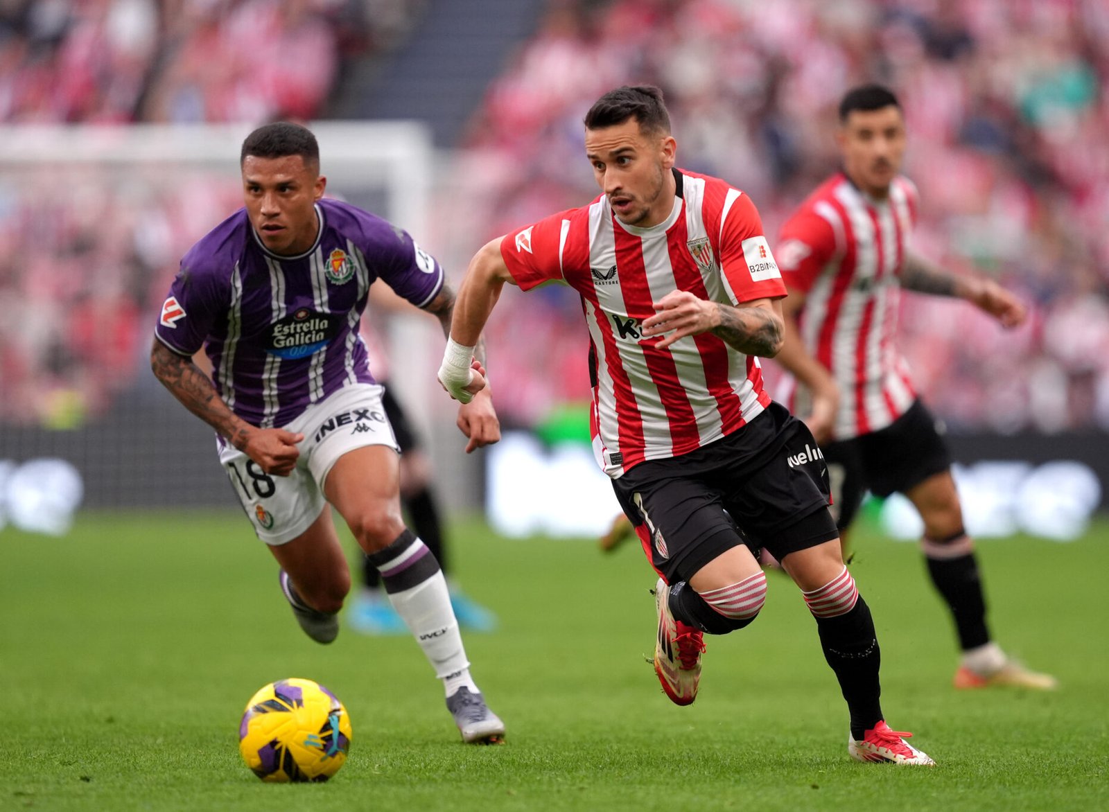 BILBAO, ESPAÑA - 23 DE FEBRERO: Alex Berenguer del Athletic Club corre con el balón mientras es presionado por Darwin Machis del Real Valladolid CF durante el partido de LaLiga entre Athletic Club y Real Valladolid CF en el Estadio de San Mames el 23 de febrero de 2025 en Bilbao, España. (Foto de Juan Manuel Serrano Arce/Getty Images)
