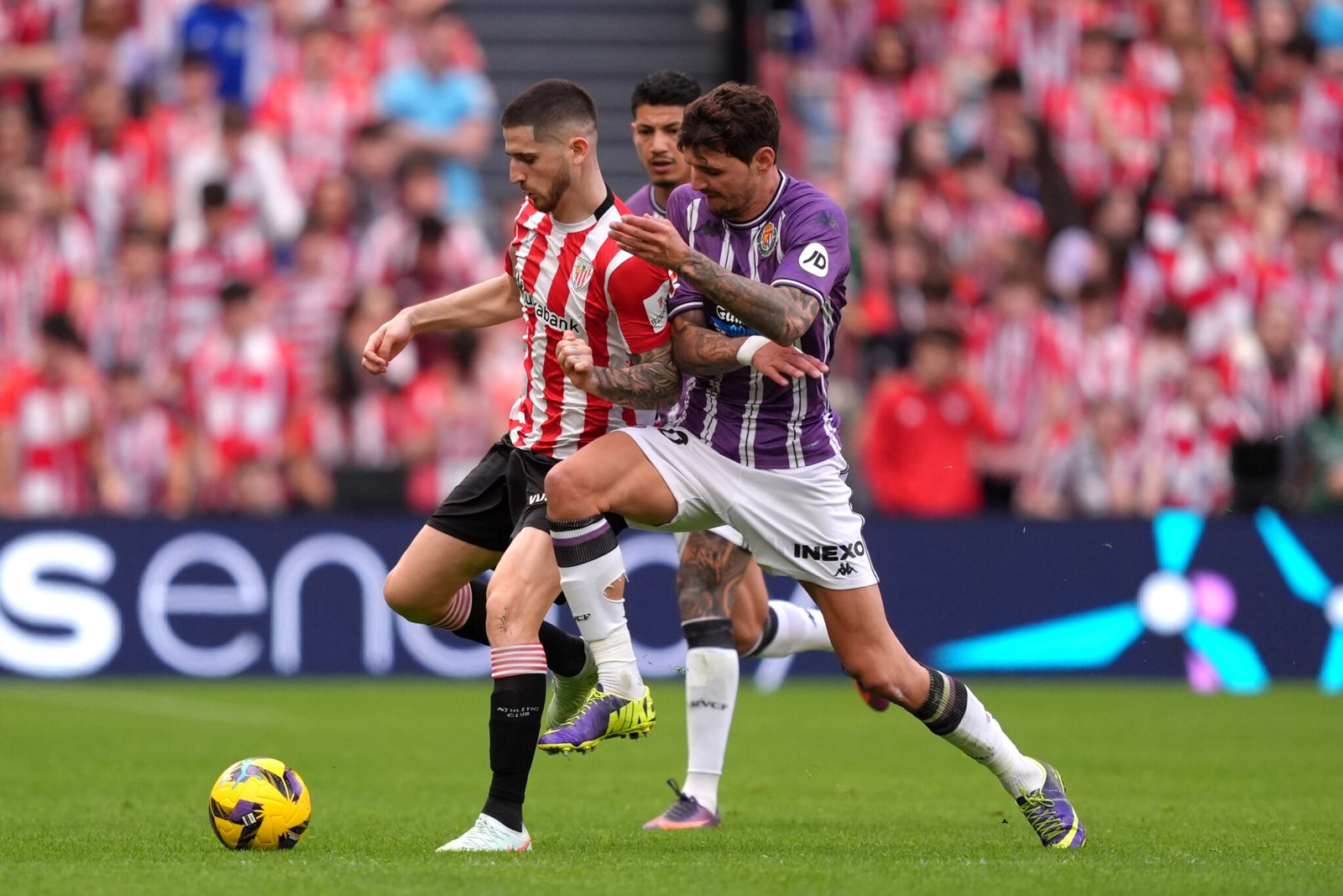 BILBAO, ESPAÑA - 23 DE FEBRERO: Oihan Sancet del Athletic Club lucha por la posesión con Stanko Juric del Real Valladolid CF durante el partido de LaLiga entre el Athletic Club y el Real Valladolid CF en el Estadio de San Mamés el 23 de febrero de 2025 en Bilbao. (Foto de Juan Manuel Serrano Arce/Getty Images)