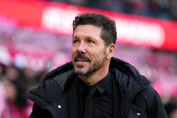 Diego Simeone, entrenador del Atlético de Madrid, observa antes del partido de La Liga EA Sports entre el Atlético de Madrid y el Villarreal CF en el Riyadh Air Metropolitano