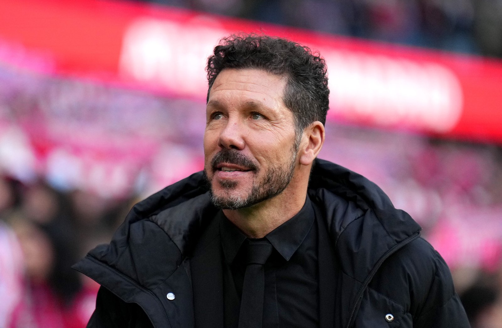 Diego Simeone, entrenador del Atlético de Madrid, observa antes del partido de La Liga EA Sports entre el Atlético de Madrid y el Villarreal CF en el Riyadh Air Metropolitano