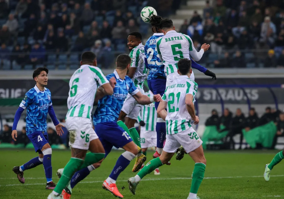 Bartra busca un balón aéreo sobre el Planet Group Arena de Gante: Foto: EFE.